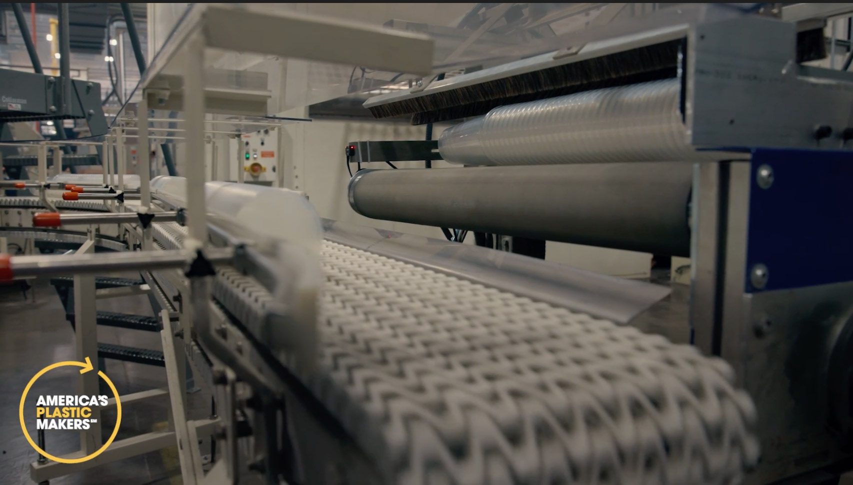 Machine producing plastic drinking cups