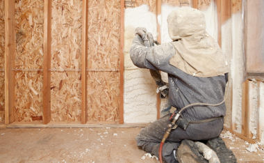 Worker_Spraying_Foam_Insulation_GettyImages-185126412